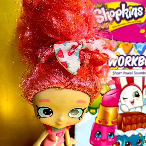 SHOPKINS SHOPPIES LUCY SMOOTHIE DOLL & SHOPKINS PHONICS BOOK - Picture 2 of 12